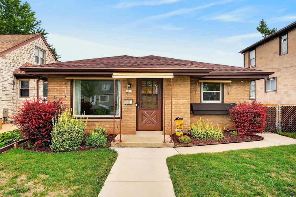 1252 S 40th St, West Milwaukee