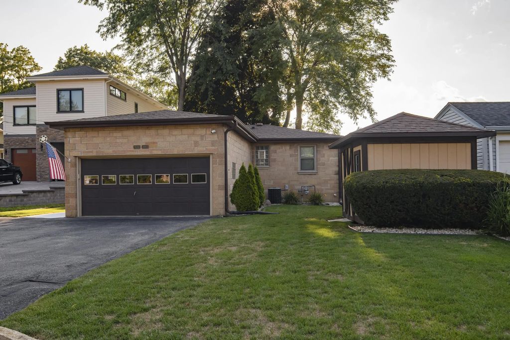 W180s6903 Muskego Dr, Muskego