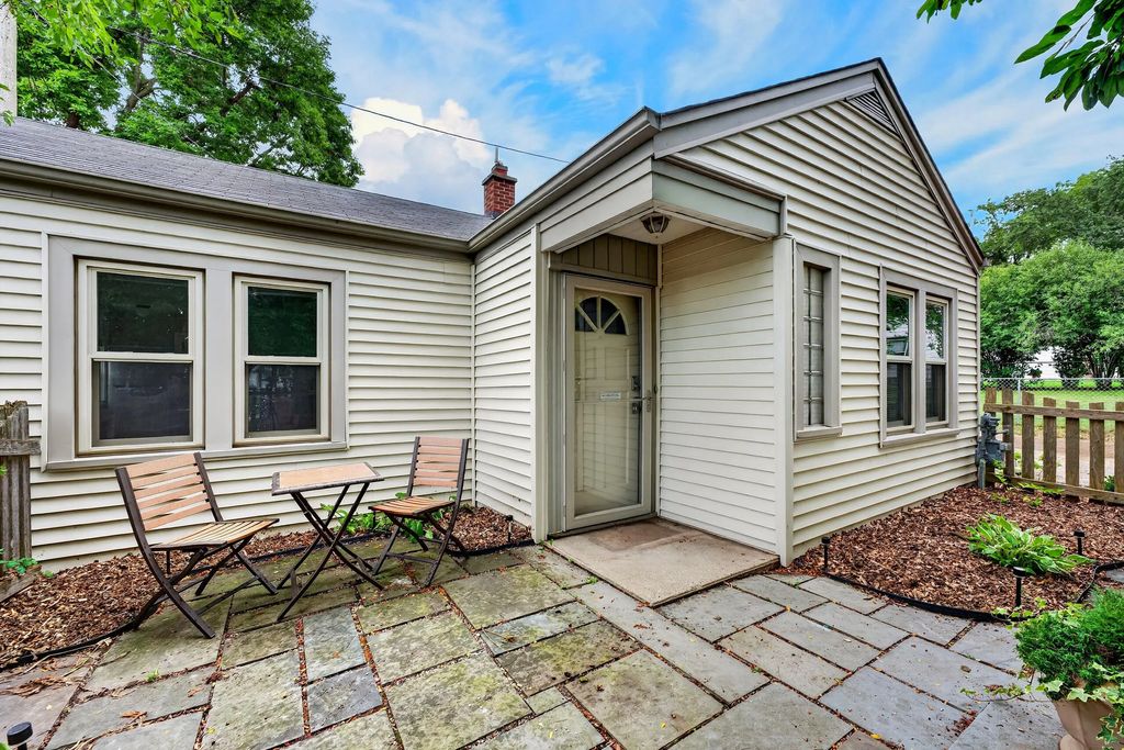 744 N 115th St, Wauwatosa