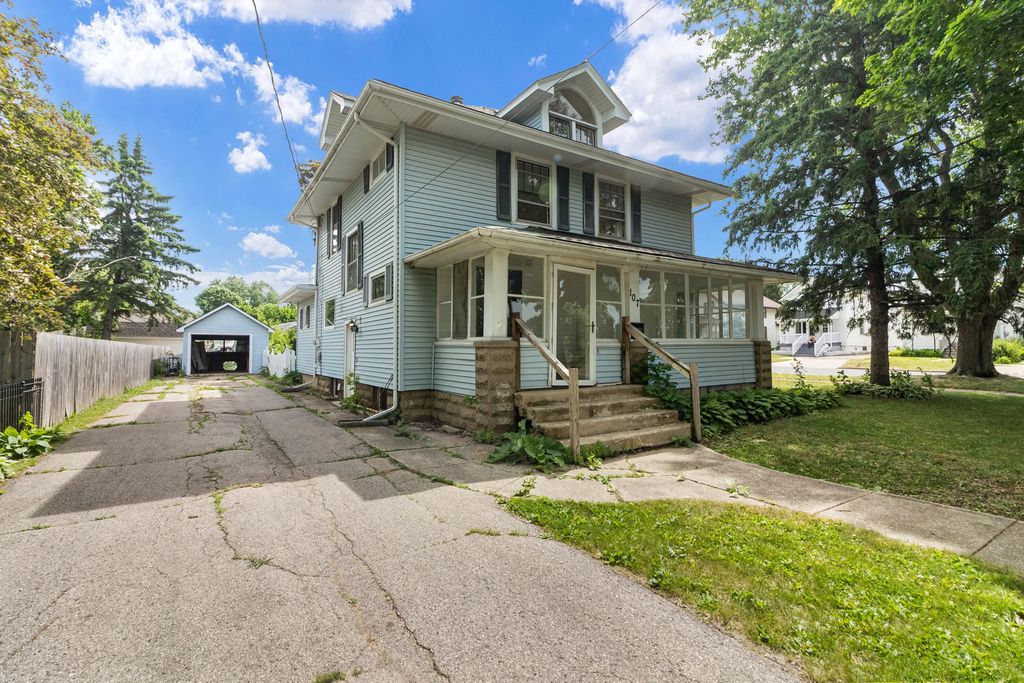 107 N Harrison St, Delavan