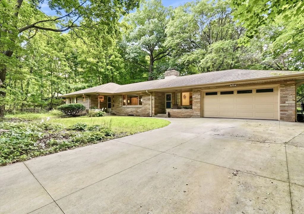 4954 S 79th St, Greendale
