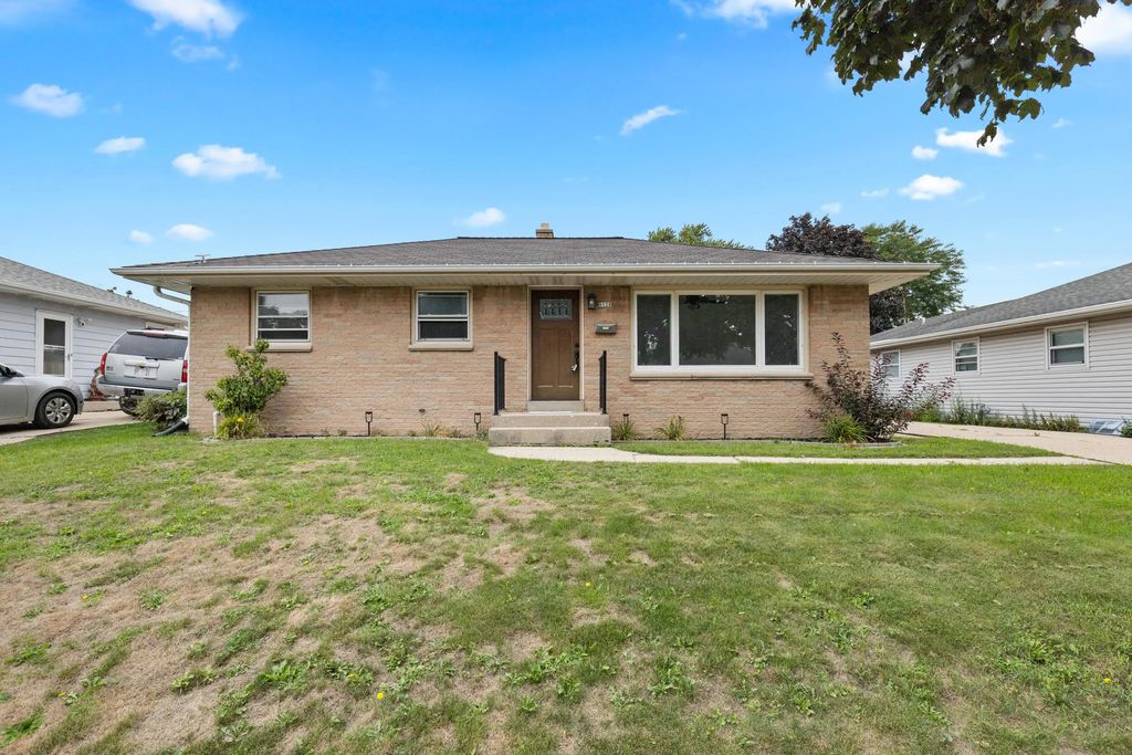 8128 W Sunbury Ct, Milwaukee
