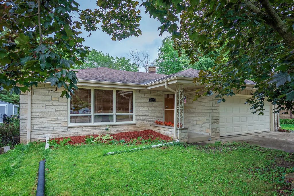 4212 N 95th St, Wauwatosa