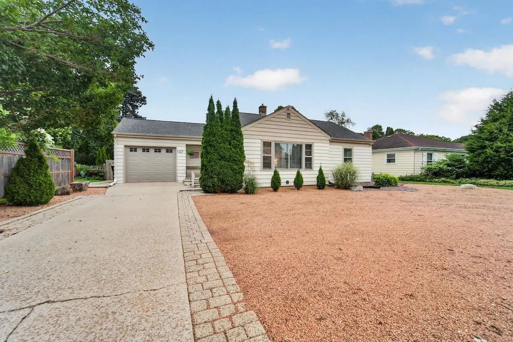 1127 W Colonial Dr, Mount Pleasant