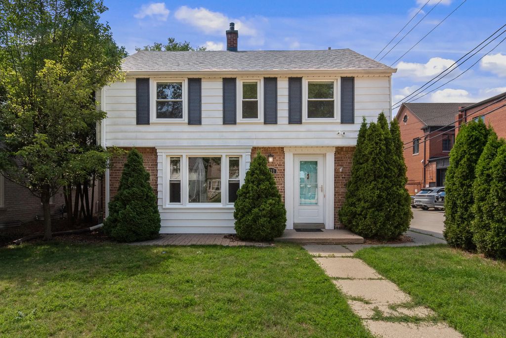 5577 N Kent Ave, Whitefish Bay