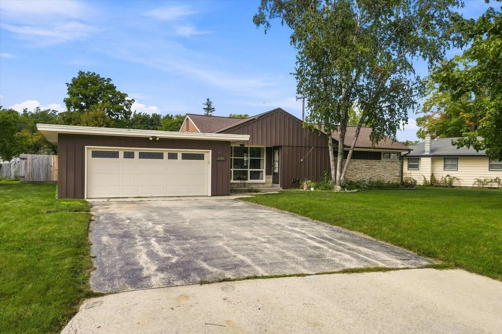 8509 N 52nd St, Brown Deer