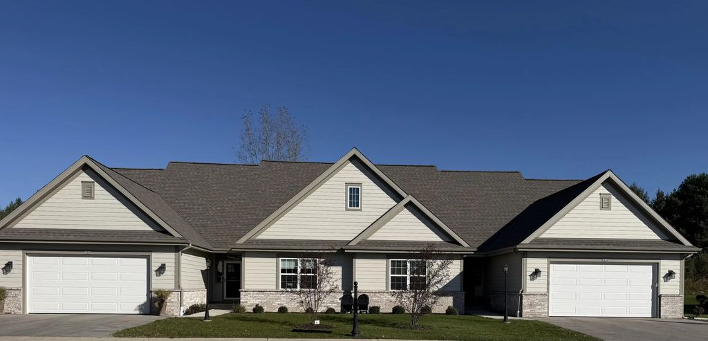1797 Cedar Ridge Dr 215-2, Slinger