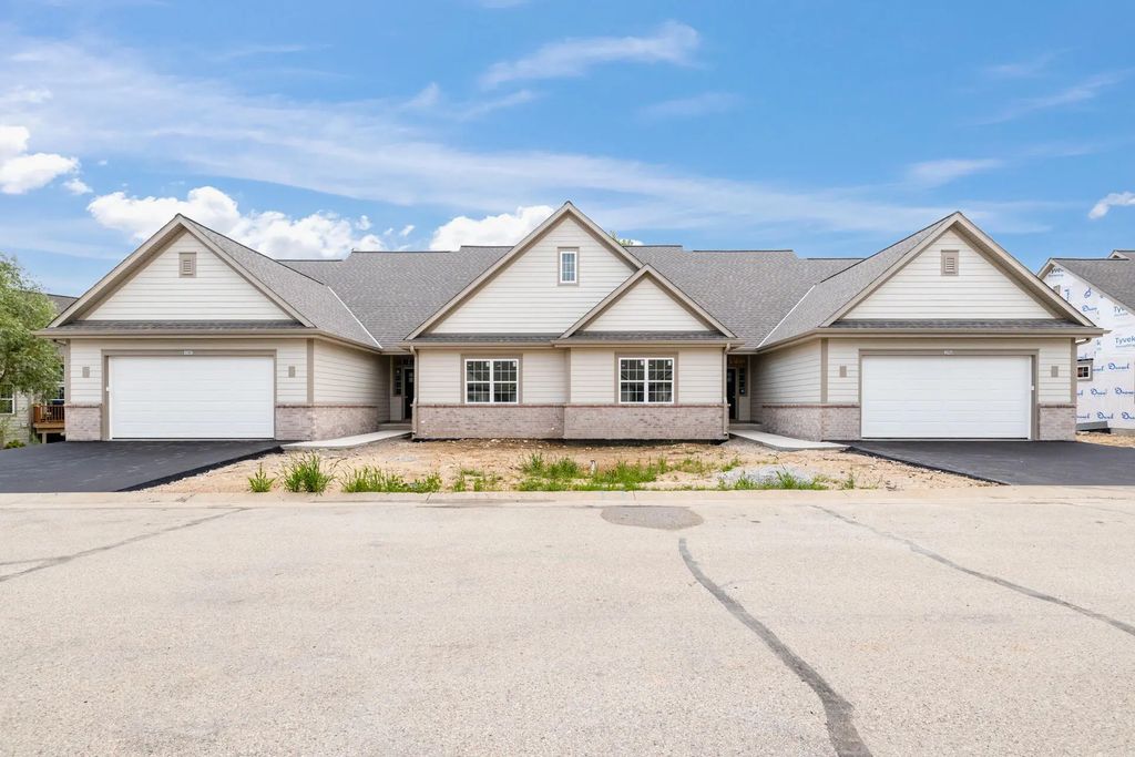1793 Cedar Ridge Dr 215-1, Slinger