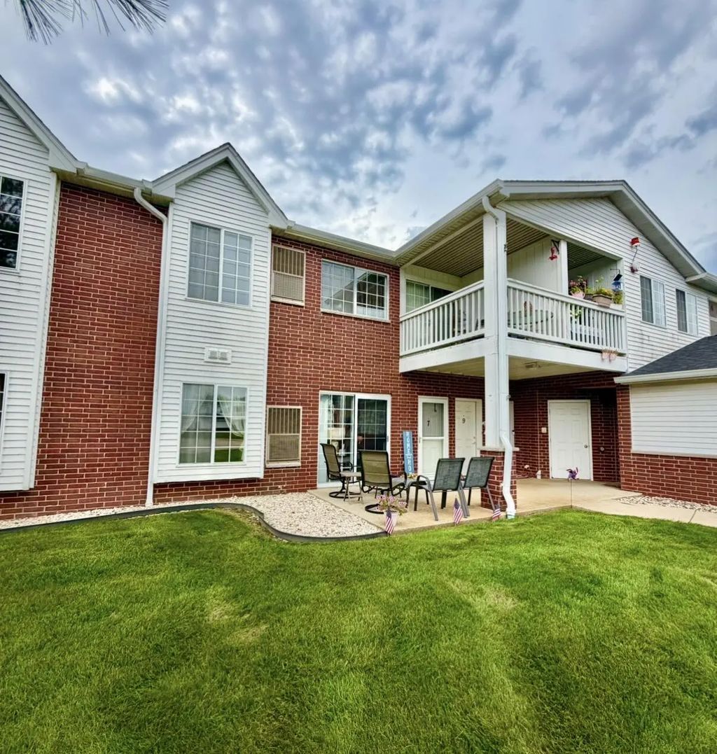 8201 Lexington Pl 7, Pleasant Prairie