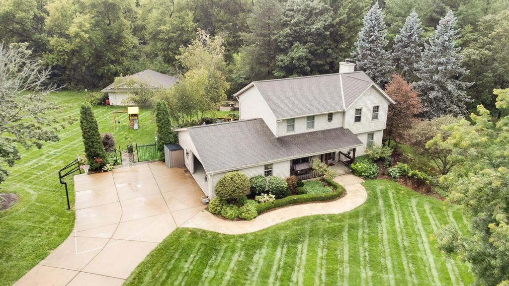 W264n6615 Hillview Dr, Lisbon