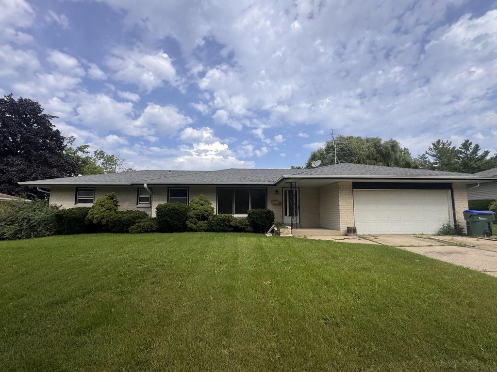 5800 Lakeview Dr, Greendale