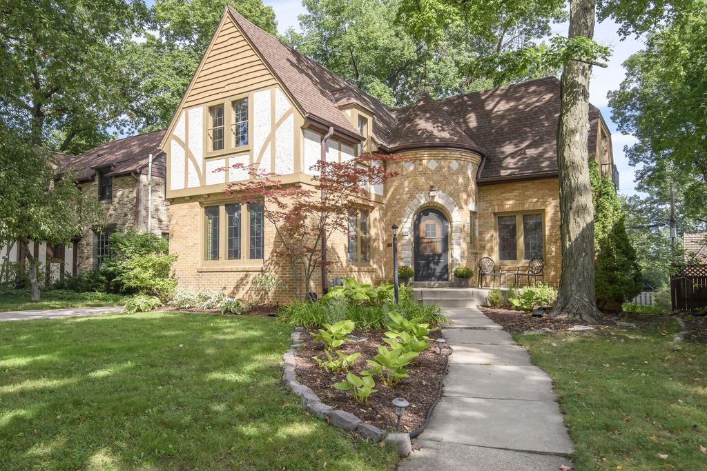 108 N 88th St, Wauwatosa