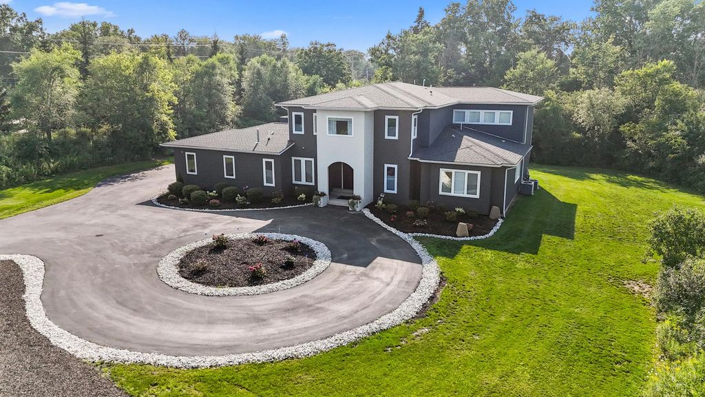 8825 N Spruce Rd, River Hills