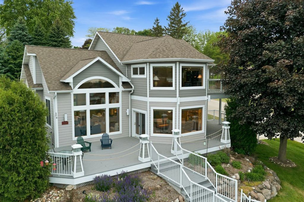 405 Lake Dr, Random Lake