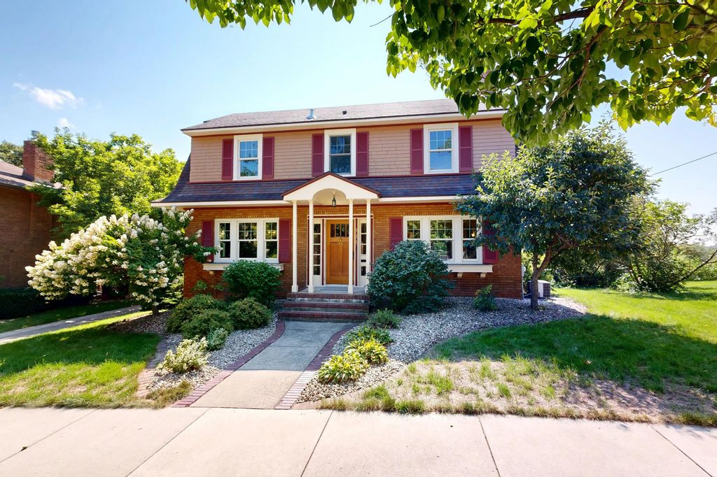 111 E Prospect St, Stoughton