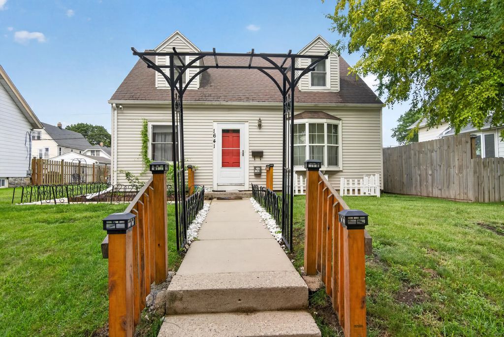 1641 S 81st St, West Allis