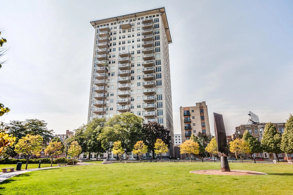 1313 N Franklin Pl 1205, Milwaukee