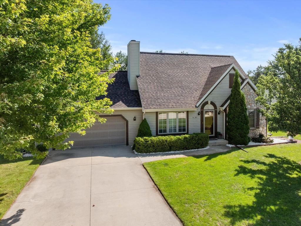 N6193 Woodland Meadows Dr, Sheboygan
