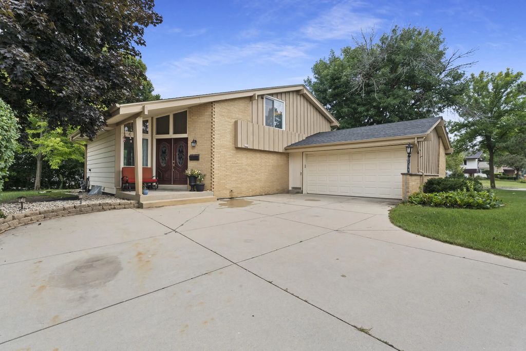 6074 Thornapple Ln, Greendale