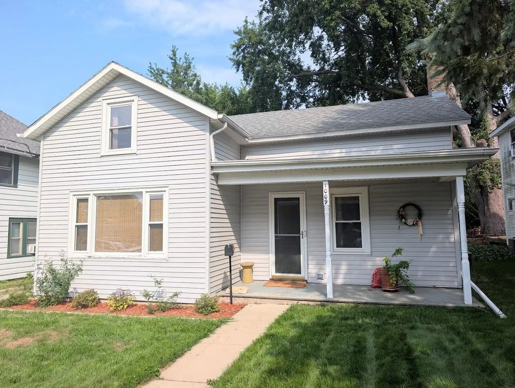 1009 Vine St, Watertown