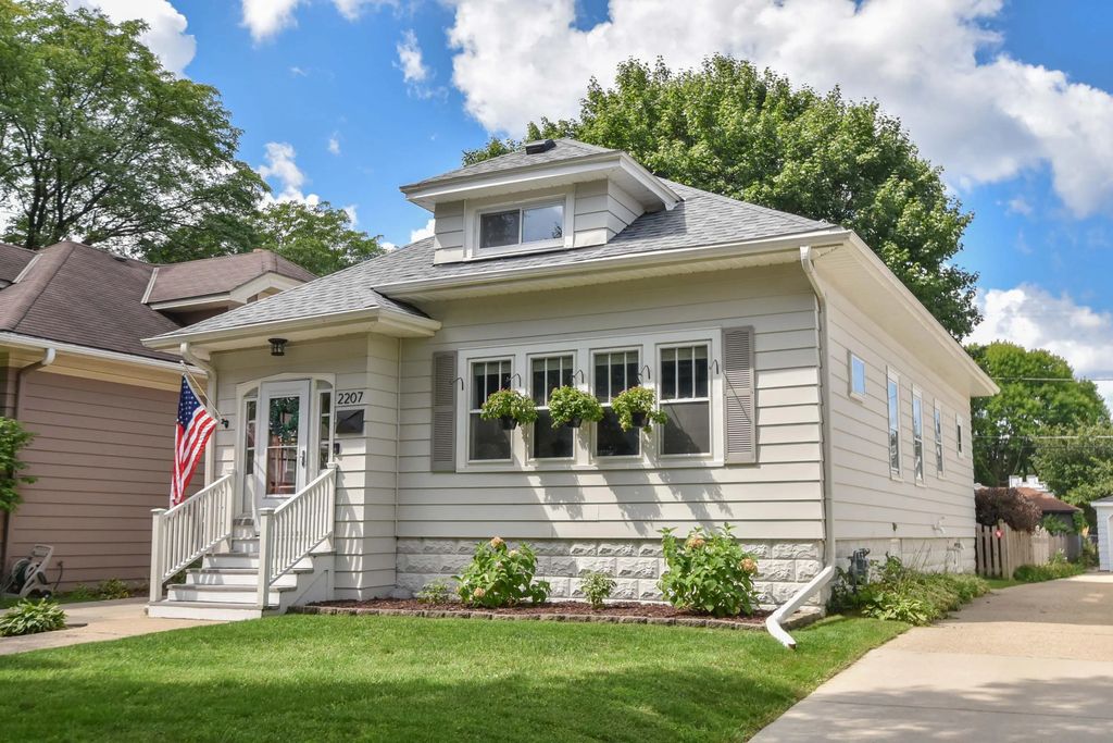 2207 N 66th St, Wauwatosa