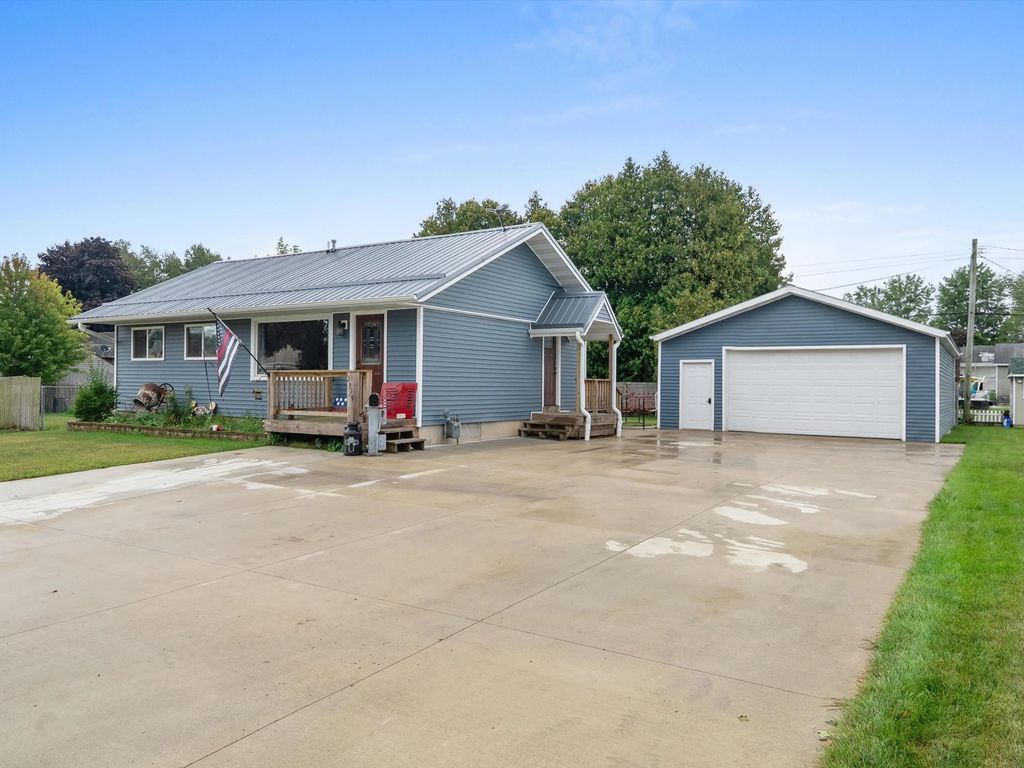 2319 38th St, Two Rivers