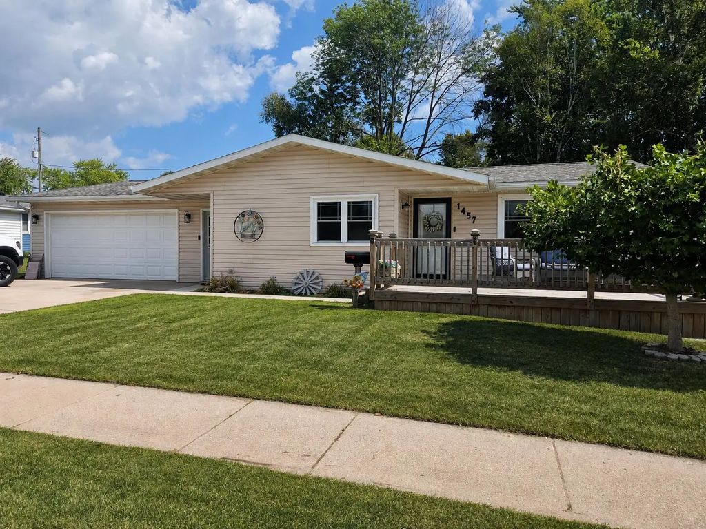 1457 Daisy Dr, Manitowoc