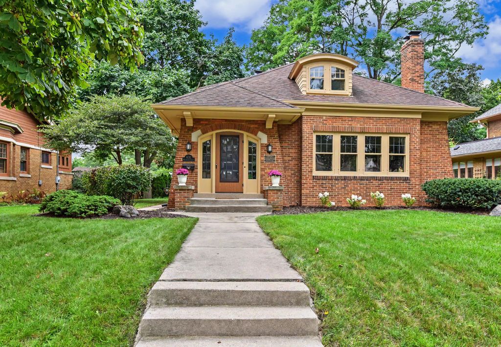 6131 Washington Cir, Wauwatosa