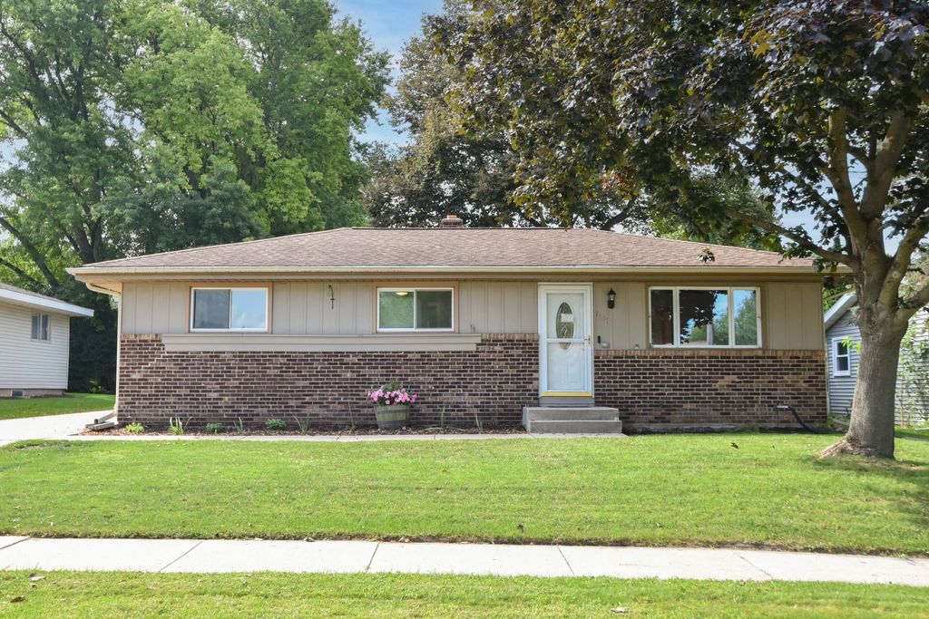 1417 Patricia Dr, West Bend