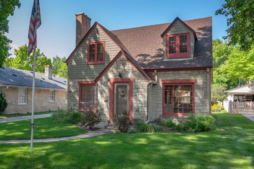 2611 N 84th St, Wauwatosa