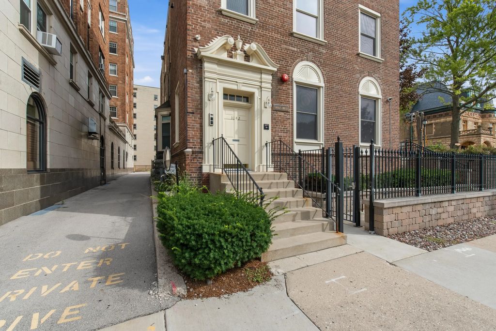 1042 E Juneau Ave 3, Milwaukee