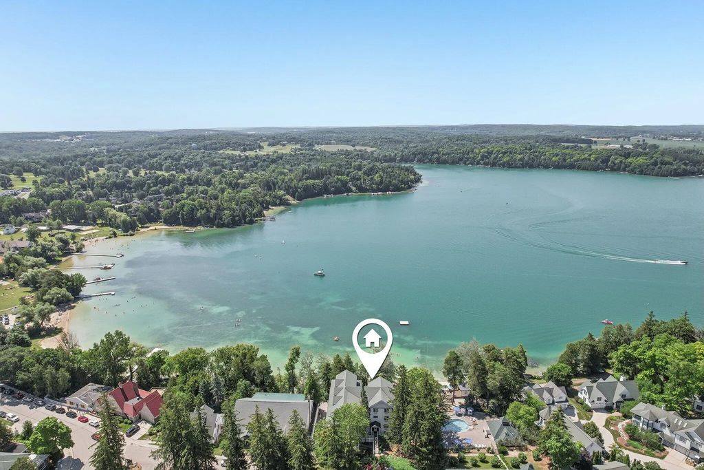 281 Victorian Village Dr 31, Elkhart Lake