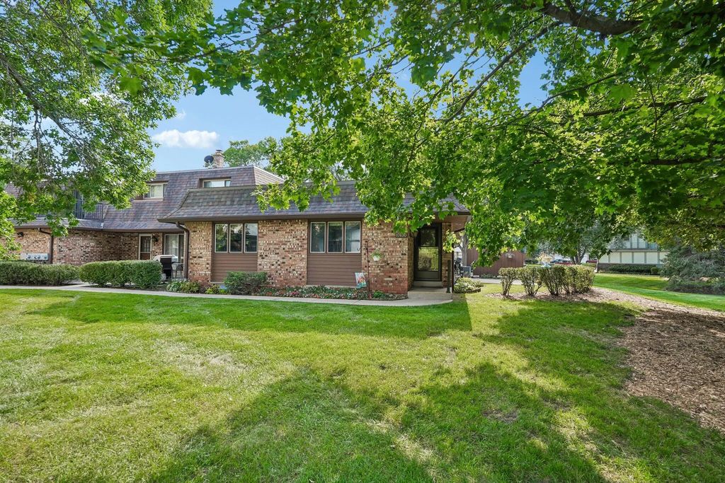 17690 Nassau Dr, Brookfield