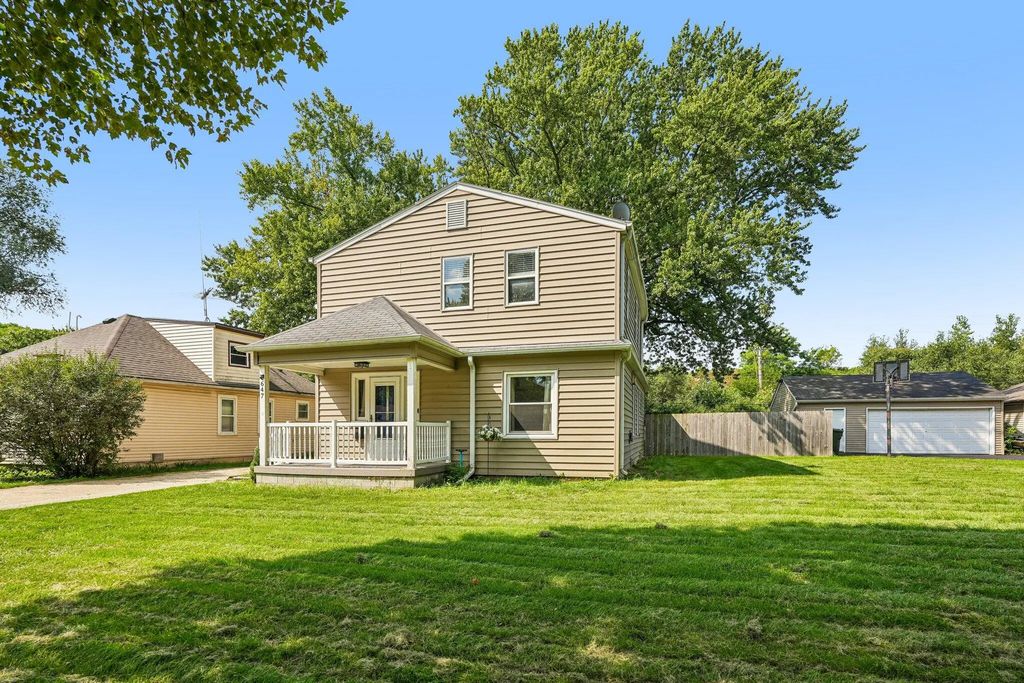 647 S 105th St, West Allis