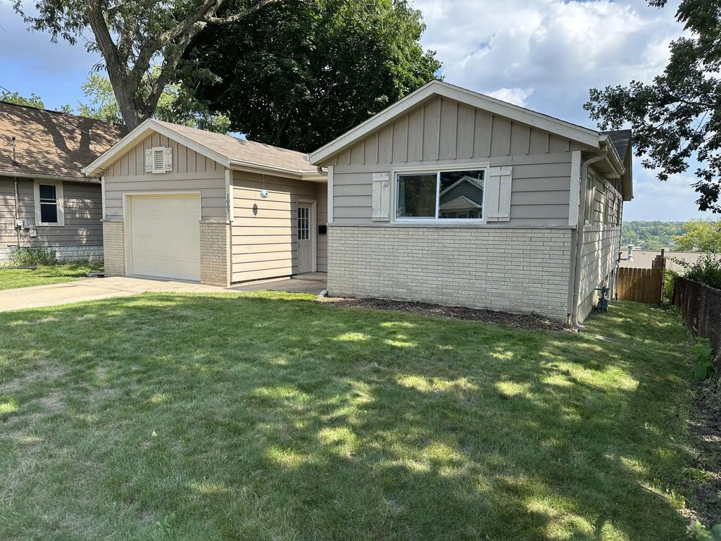 1007 Buena Vista Ave, Waukesha