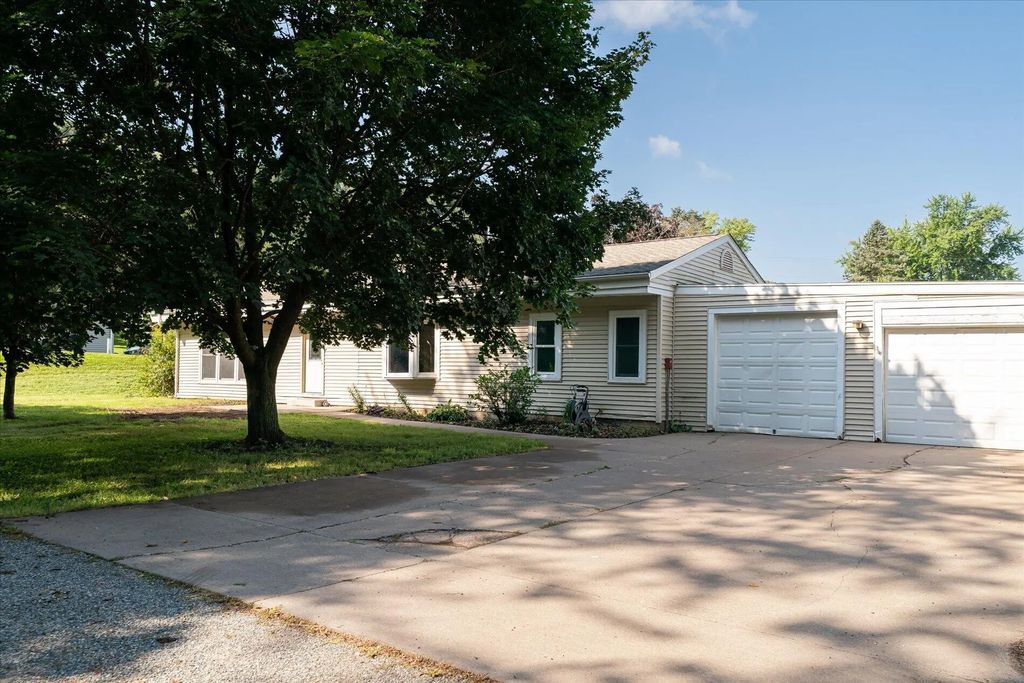 N3563 Edgewood Dr, Bergen