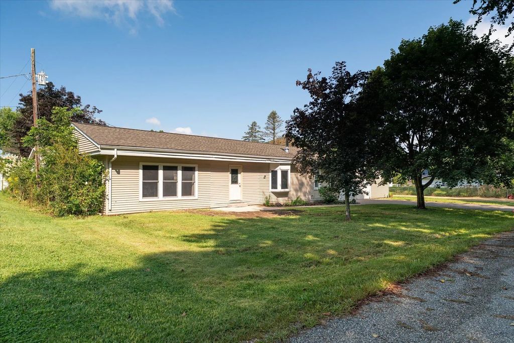 N3563 Edgewood Dr, Bergen