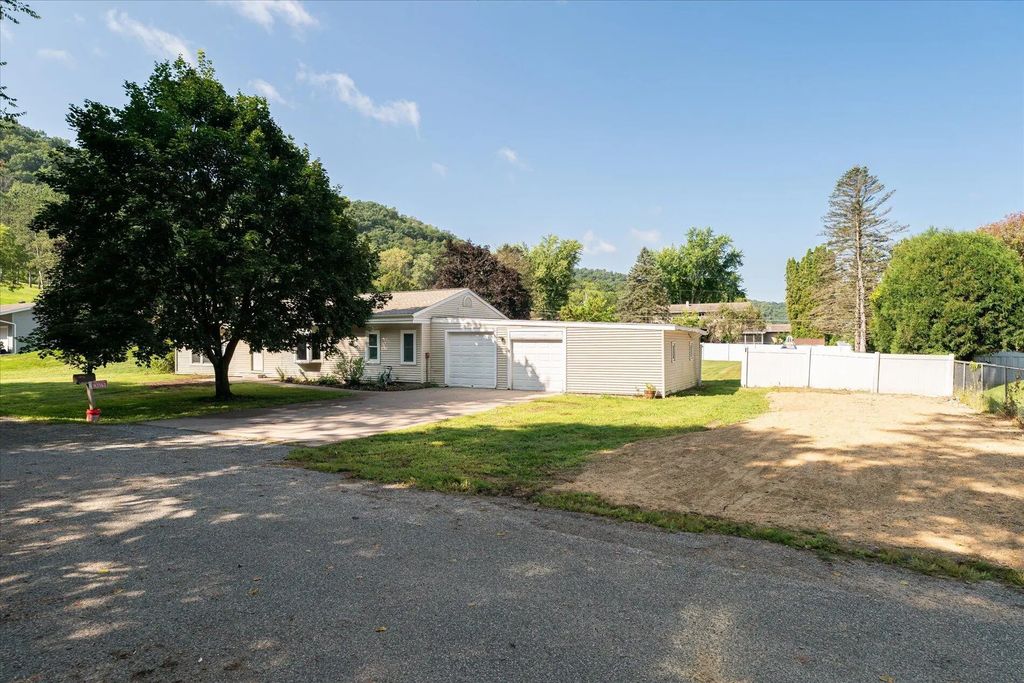 N3563 Edgewood Dr, Bergen
