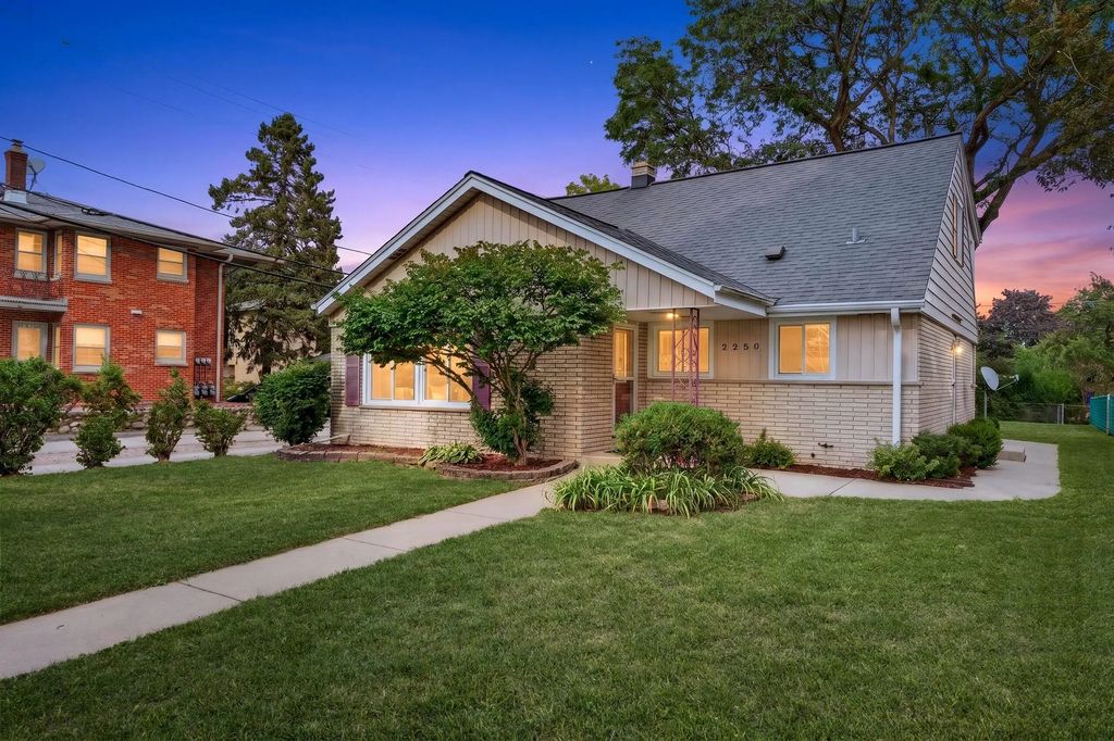 2250 N 103rd St, Wauwatosa