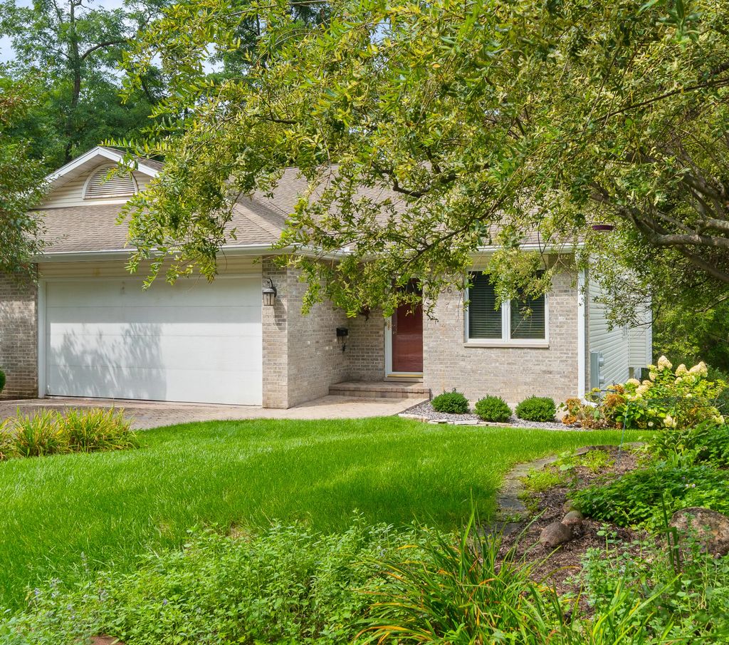 426 Country Club Dr, Lake Geneva