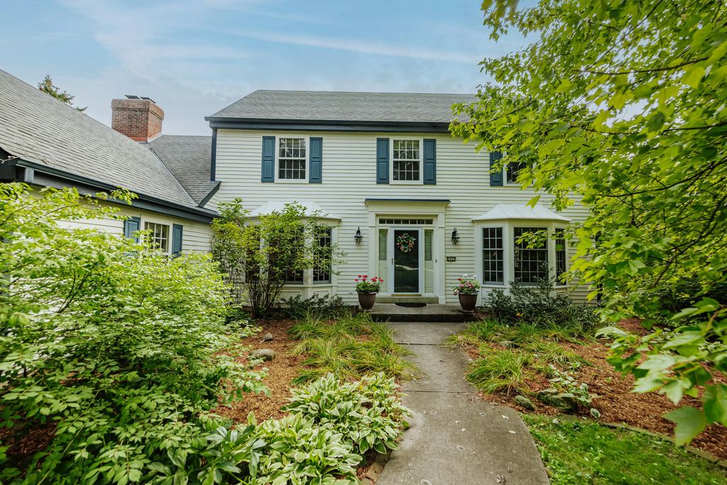 2400 Cedar Dr, Brookfield