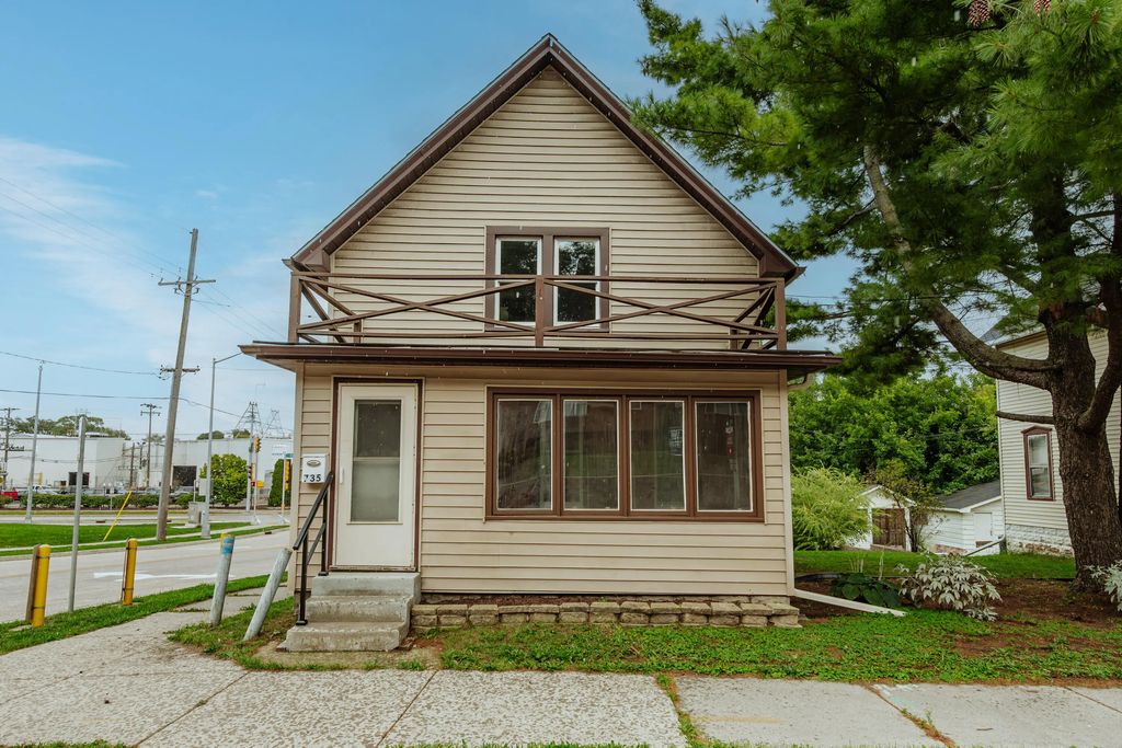735 E North St, Waukesha