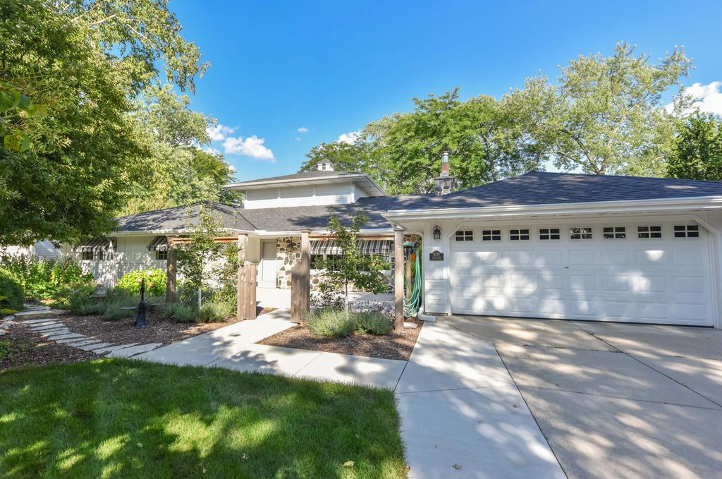 W176n8474 Sunset Ridge Dr, Menomonee Falls