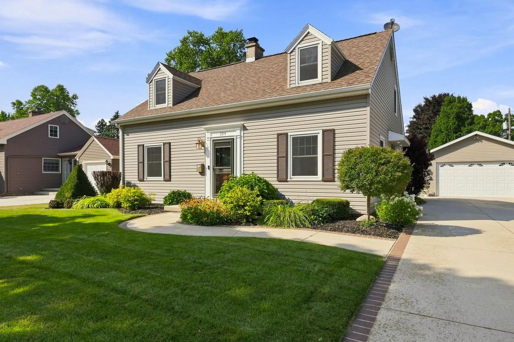 2214 Fairmont St, Manitowoc