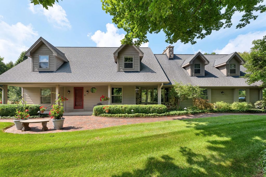2225 Edgewood Dr, Grafton