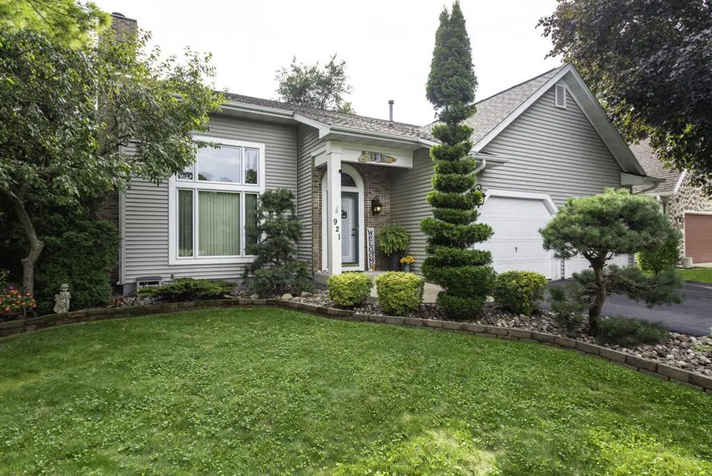 921 S 4th St, Salem Lakes