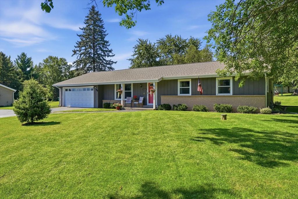 W277s8935 Hilltop Ln, Vernon