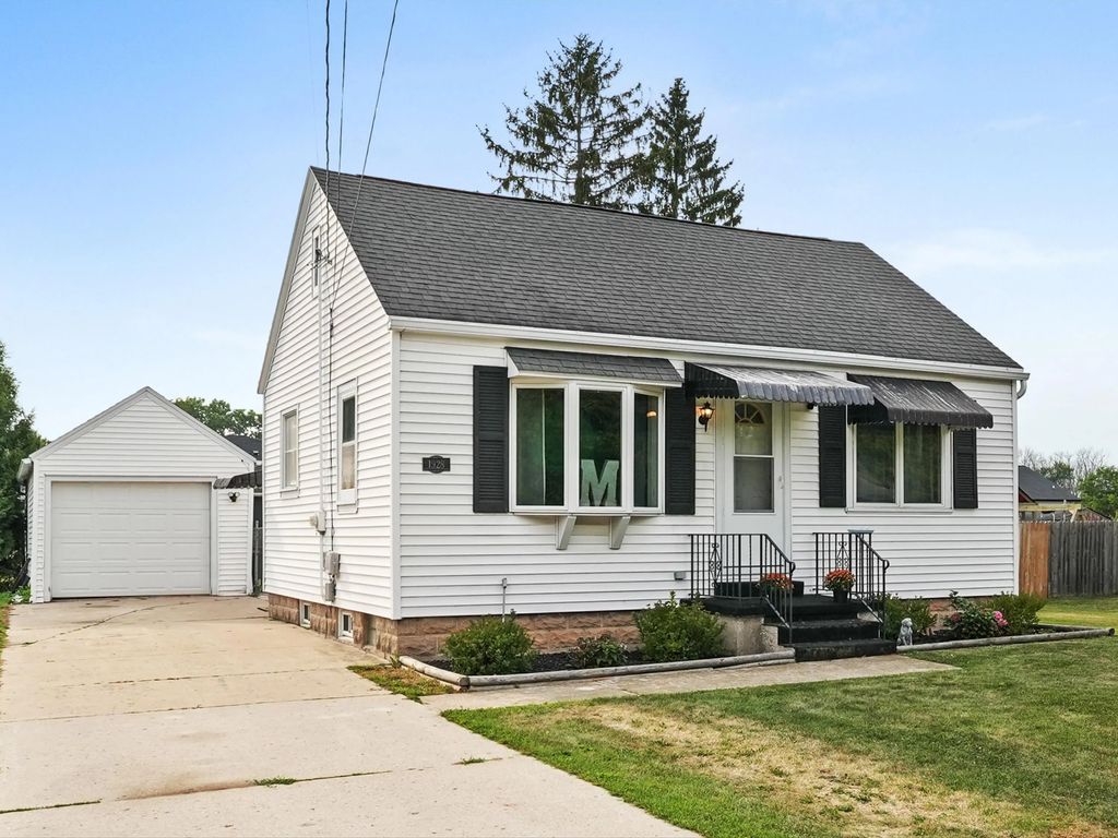 1928 Herman Rd, Manitowoc
