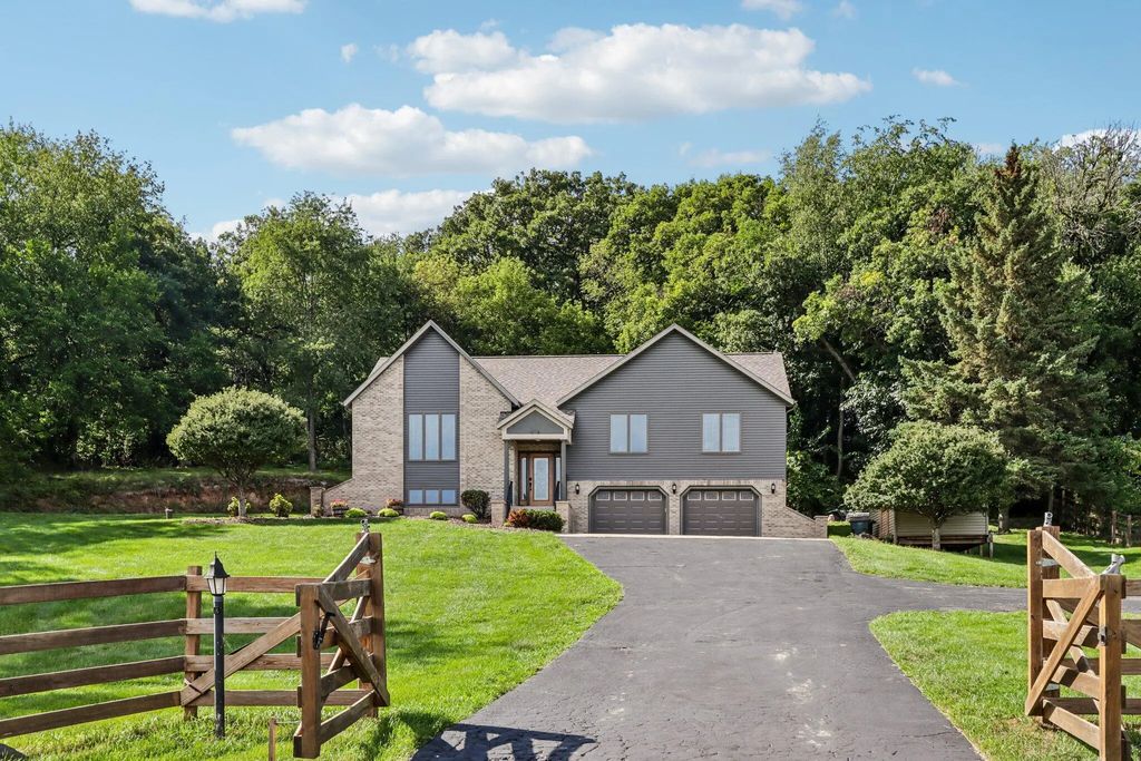 N6485 Kroghville Rd, Lake Mills
