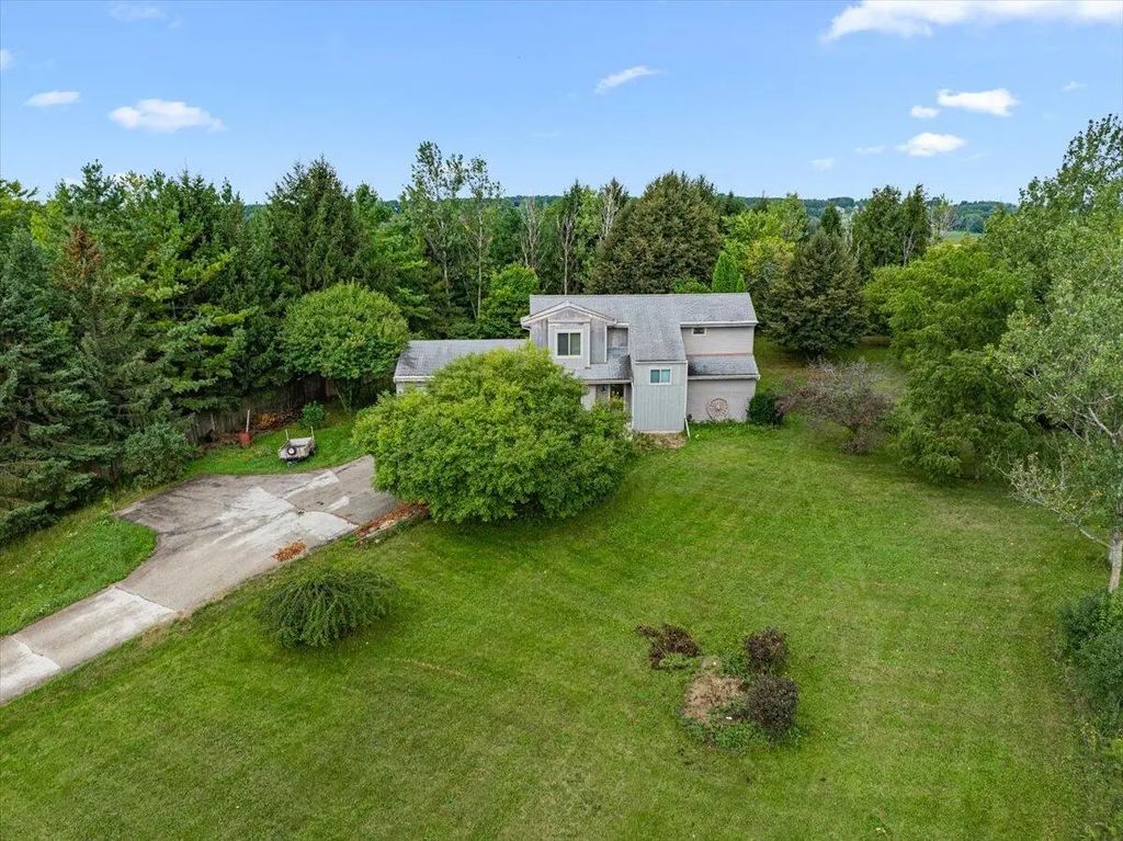 6497 Sky Ct, West Bend